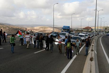Aktivisté blokují silnici 443 (snímek z roku 2007)
